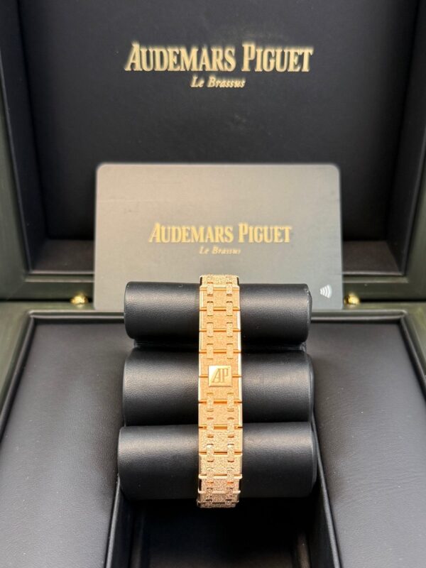 Audemars Piguet ROYAL OAK MINI FROSTED GOLD QUARTZ Ref. 67630OR.GG.1312OR.01 - Image 10