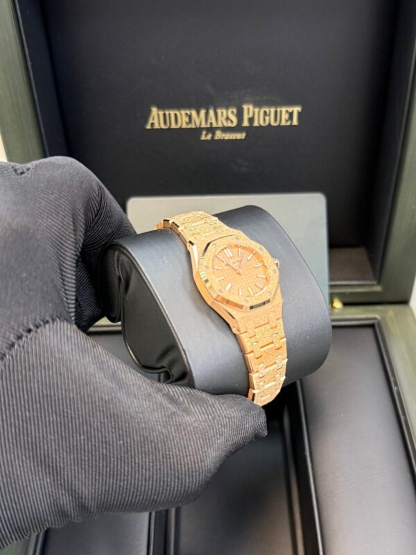 Audemars Piguet ROYAL OAK MINI FROSTED GOLD QUARTZ Ref. 67630OR.GG.1312OR.01 - Image 3