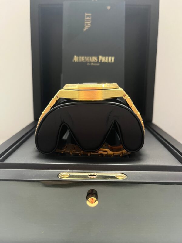 Audemars Piguet Royal Oak Selfwinding Chronograph 41mm/ 18k Yellow Gold/ Blue Dial/ Yellow Sub-Dials (Ref # 26331BA.OO.1220BA.01) - Image 6