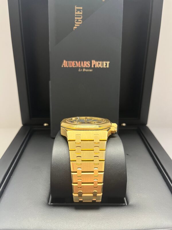Audemars Piguet Royal Oak Selfwinding Chronograph 41mm/ 18k Yellow Gold/ Blue Dial/ Yellow Sub-Dials (Ref # 26331BA.OO.1220BA.01) - Image 7