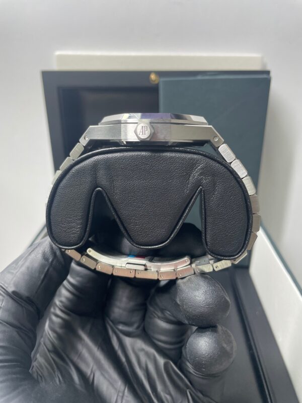Audemars Piguet Royal Oak Selfwinding/ Stainless Steel/ Silver Dial (Ref#15500ST.OO.1220ST.04) - Image 9