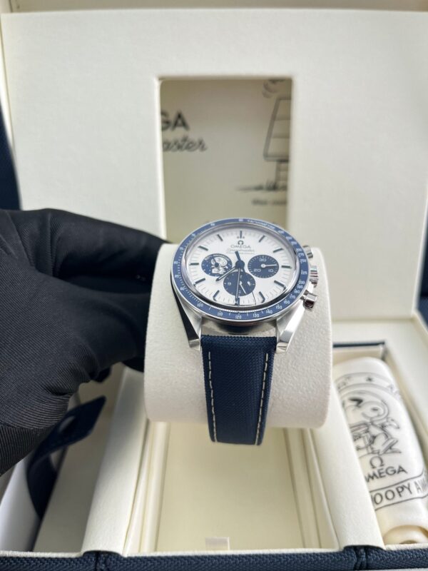 Omega Speedmaster 'Silver Snoopy Award' 310.32.42.50.02.001 - Image 4
