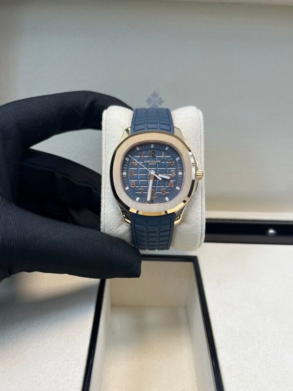 Patek Philippe Aquanaut 18K Rose Gold Opaline-blue Dial 38.8 mm 5269R-001 - Image 4