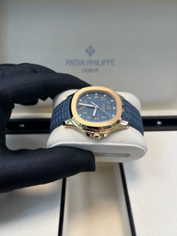 Patek Philippe Aquanaut 18K Rose Gold Opaline-blue Dial 38.8 mm 5269R-001 - Image 8