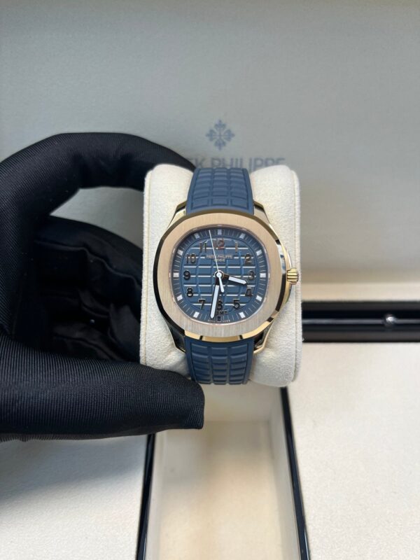 Patek Philippe Aquanaut 18K Rose Gold Opaline-blue Dial 38.8 mm 5269R-001 - Image 5