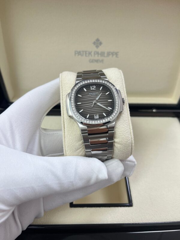 Patek Philippe Nautilus Ladies 35.2mm 7118/1200A-011 - Image 5