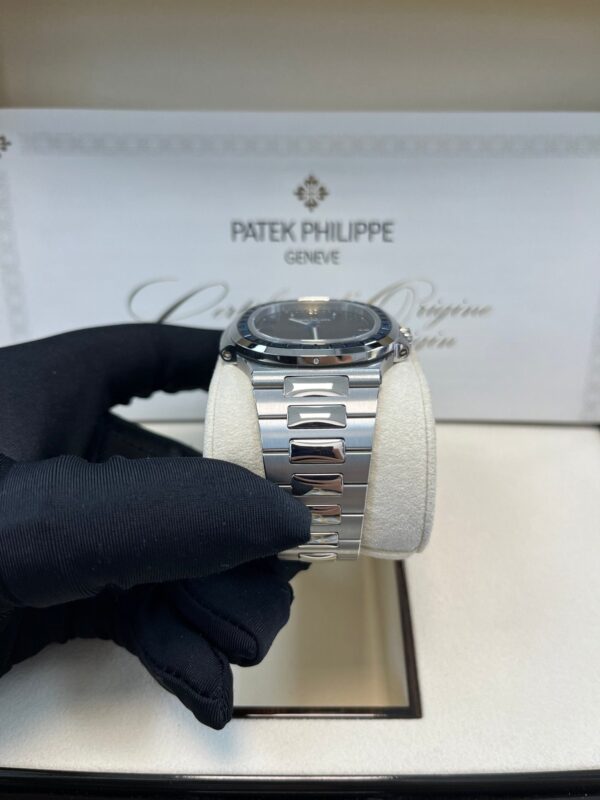 Patek Philippe Nautilus Platinum Blue Sapphire 5711/111P-001 - Image 3